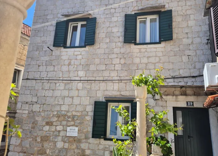 Situs Apartment Split