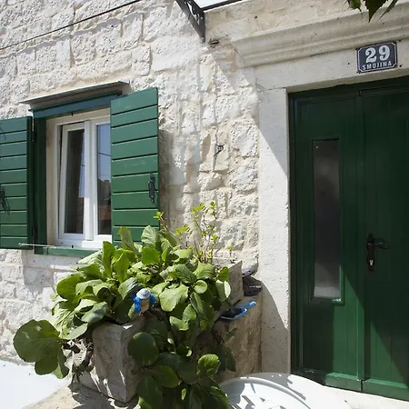 Apartment Situs Split