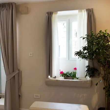Apartment Situs Split