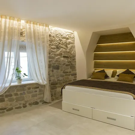 Apartment Situs Split