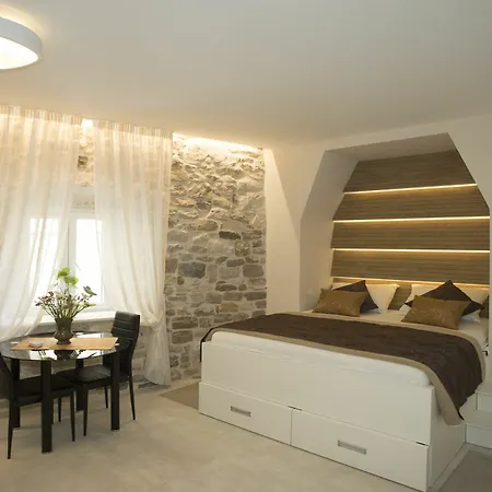 Apartment Situs Split