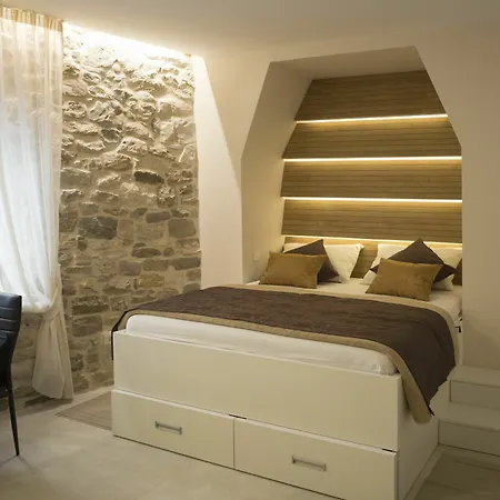 Situs Apartment Split